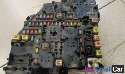 Блок предохранителей подкапотный от Cadillac STS 2005-2011